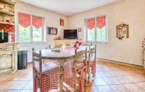 Maisons de vacances 3 Bedroom Gorgeous Home In Le Lardin : photos des chambres