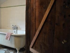 Maisons de vacances Holiday Home in Thurageau with Private Pool, cleaning included : photos des chambres