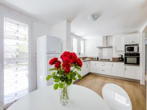 Maisons de vacances Holiday Home in Barry-d-Islemade with Pool, cleaning included : photos des chambres