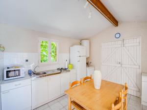 Maisons de vacances Holiday Home in Barry-d-Islemade with Pool, cleaning included : photos des chambres