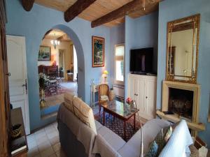 Maisons de vacances Holiday Home in Cazouls with Pool & Vineyards, cleaning included : Maison de Vacances 8 Chambres