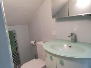 Maisons de vacances Village House in France with Private Pool, cleaning included : photos des chambres