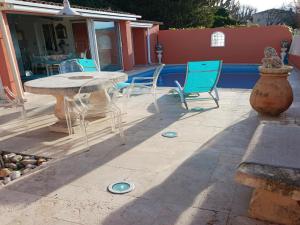 Maisons de vacances Village House in France with Private Pool, cleaning included : photos des chambres