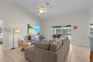 Sunny 4BR with Screened in Pool and Lanai