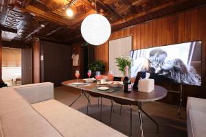 30pyeong private sensational accommodation spacious living room 2 minutes from Sinbang hwa Station kimpoairport near hong-dae