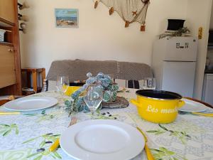 Maisons de vacances Maison bord de mer, 4 couchages, terrasse privee, a 50m de la plage ! - FR-1-364-104 : photos des chambres