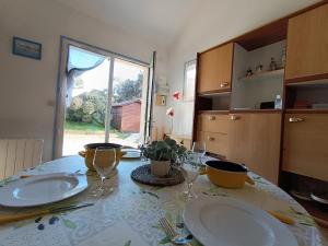 Maisons de vacances Maison bord de mer, 4 couchages, terrasse privee, a 50m de la plage ! - FR-1-364-104 : photos des chambres