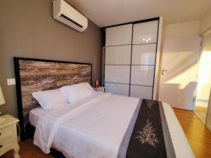 Villas Modern Villa with Pool in Montauroux France : photos des chambres