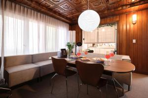 30pyeong private sensational accommodation spacious living room 2 minutes from Sinbang hwa Station kimpoairport near hong-dae