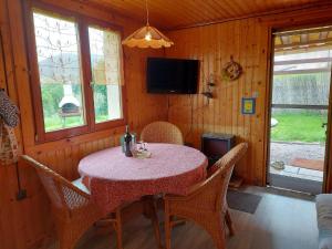 Chalets Chalet with Garden in Lotharingen, cleaning included : photos des chambres