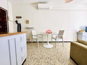 CLAUDIA A. Apartamento playa Roses – terraza y confort - ES-258-153