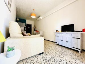 CLAUDIA A. Apartamento playa Roses – terraza y confort - ES-258-153