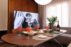 30pyeong private sensational accommodation spacious living room 2 minutes from Sinbang hwa Station kimpoairport near hong-dae