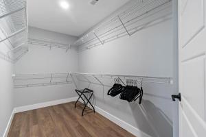 Oakley Gold Std New Construc 4king bed 4ens bthrm