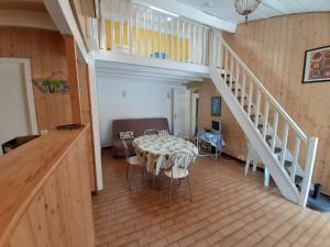 Maison moderne entre forêt et océan, avec jardin et terrasse. - FR-1-239-425