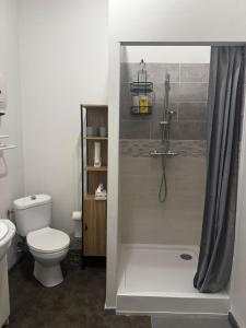 Maisons d'hotes COMME A LA MAISON : Chambre Double avec Salle de Bains Commune