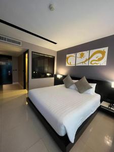 Beachfront Deluxe BR Infinity Pool Patong Phuket