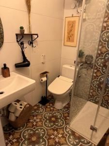 Urban Hideaway Cozy Loft, Green Courtyard and AC