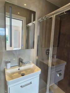 Stylish Three Bedroom Ensuite Duplex Apartment in West Hampstead