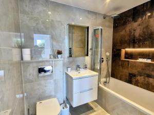 Stylish Three Bedroom Ensuite Duplex Apartment in West Hampstead