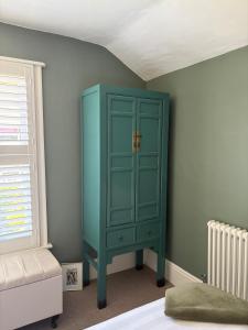 Pretty period property sleeps 4 guests with shared garden