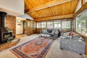 Stunning Deck Views Cozy Running Springs Cabin