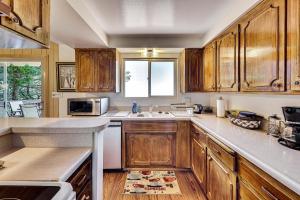 Stunning Deck Views Cozy Running Springs Cabin