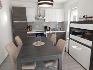 Spacious apartment close to the sea in Kastel Luksic