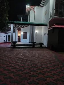 Denusara Rooms & Family Restaurant