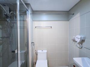 1BR Condotel with Balcony at FAME Residences #FM43-1