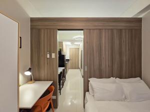 1BR Condotel with Balcony at FAME Residences #FM44-1