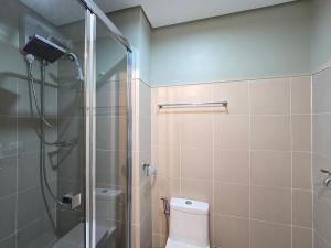 1BR Condotel with Balcony at FAME Residences #FM44-1