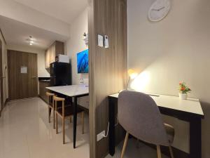 1BR Condotel with Balcony at FAME Residences #FM46-1