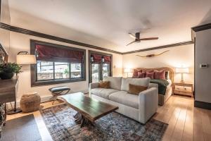 New Listing 3 BR 3 BA Aspen Condo near Gondola