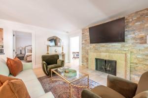 New Listing 3 BR 3 BA Aspen Condo near Gondola