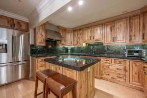 New Listing 3 BR 3 BA Aspen Condo near Gondola