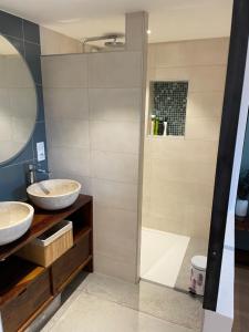 B&B / Chambres d'hotes Maison vue lac et piscine : photos des chambres