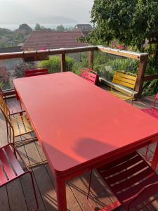 B&B / Chambres d'hotes Maison vue lac et piscine : photos des chambres