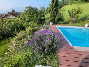 Maison vue lac et piscine
