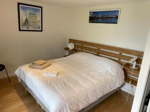 B&B / Chambres d'hotes Maison vue lac et piscine : Chambre Familiale - Vue sur Lac