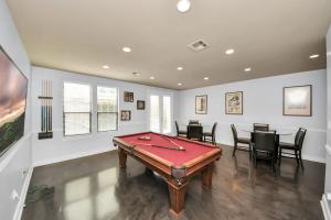 Downtown 3 Story Zen Home W Pool Table for Family