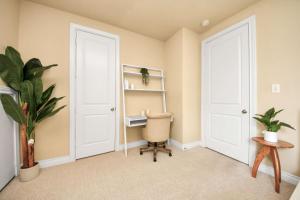 Downtown 3 Story Zen Home W Pool Table for Family