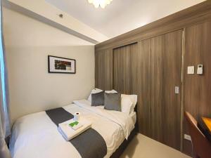 1BR Condotel with Balcony at FAME Residences #FM47-1