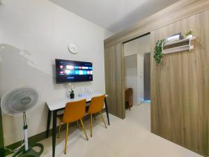 1BR Condotel with Balcony at FAME Residences #FM47-1