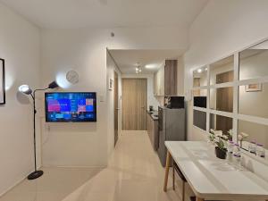 1BR Condotel with Balcony at FAME Residences #FM49-1