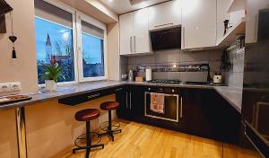 Central Apartment with Fireplace & Cathedral View