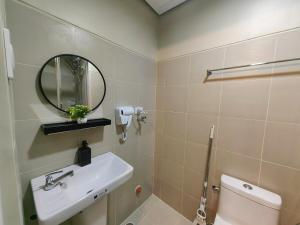 1BR Condotel with Balcony at FAME Residences #FM52-1