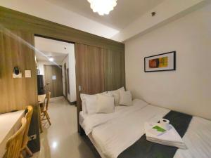 1BR Condotel with Balcony at FAME Residences #FM53-1