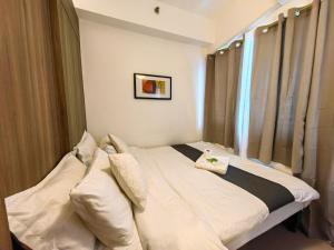 1BR Condotel with Balcony at FAME Residences #FM53-1