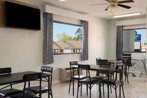 Days Inn & Suites by Wyndham Byram